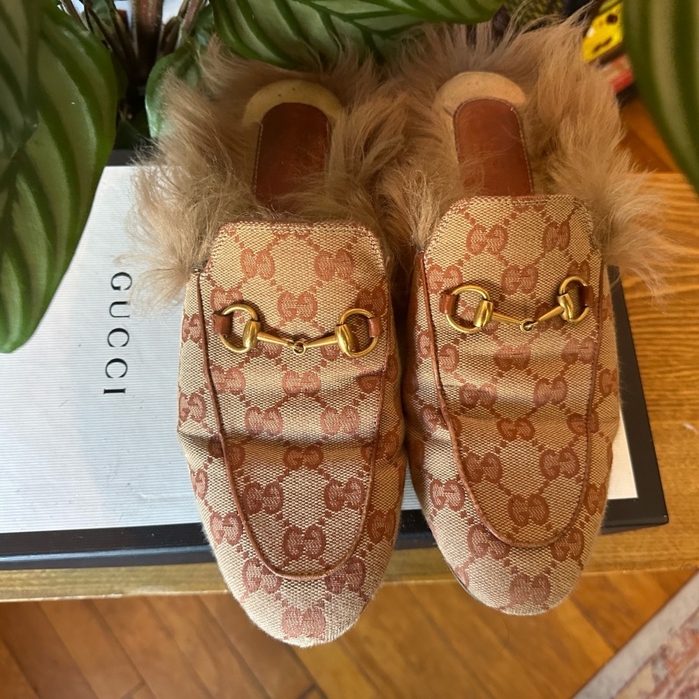 Gucci horse-bit slides! comes with the box, and dust bags.